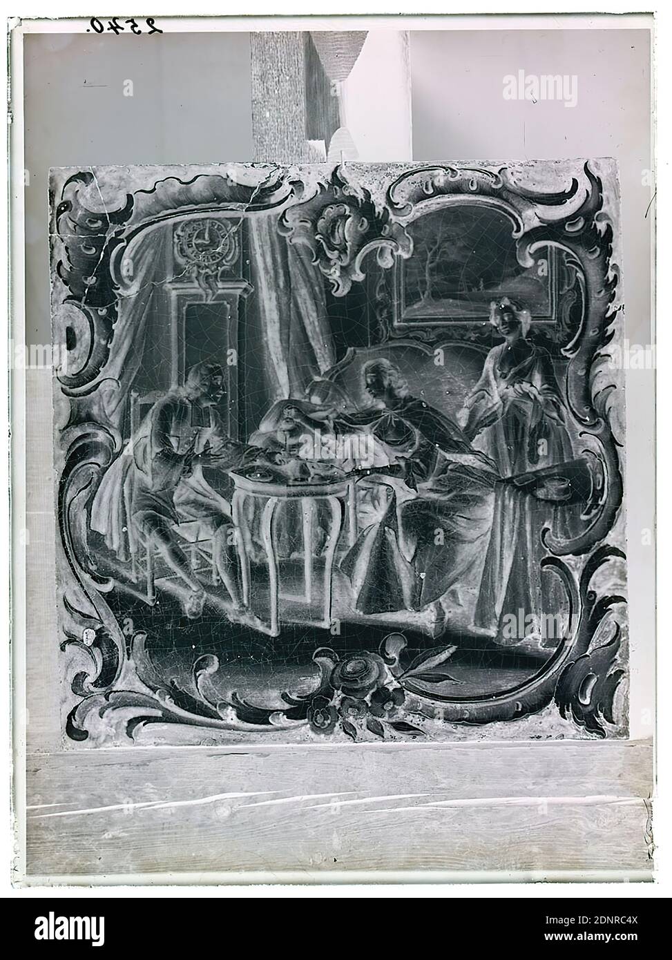 Wilhelm Weimar, tile Le Matin (after Nicolas Lancret), glass negative, black and white negative process, total: height: 23.8 cm; width: 17.8 cm, numbered: top left: in black ink: 2540. works of applied art (ceramics), ornaments, rocaille, tableware, table decoration, teatime, time, clock, man, woman, maid, maid, flower ornaments, relationships between the sexes, arts and crafts, applied arts, industrial design Stock Photo