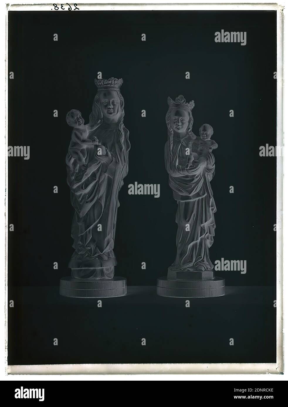 Wilhelm Weimar, Two Madonnas (fake), glass negative, black and white negative process, total: height: 23.8 cm; width: 17.8 cm, numbered: top left: in black ink: 2638. sculpture, sculpture, sculptures, sculpture art, Mary with Christ Child (Madonna), church furnishings, A further 1000 glass negatives were created as part of an inventory of Hamburg monuments, which Justus Brinckmann produced on behalf of the Hamburg High School Authority Stock Photo