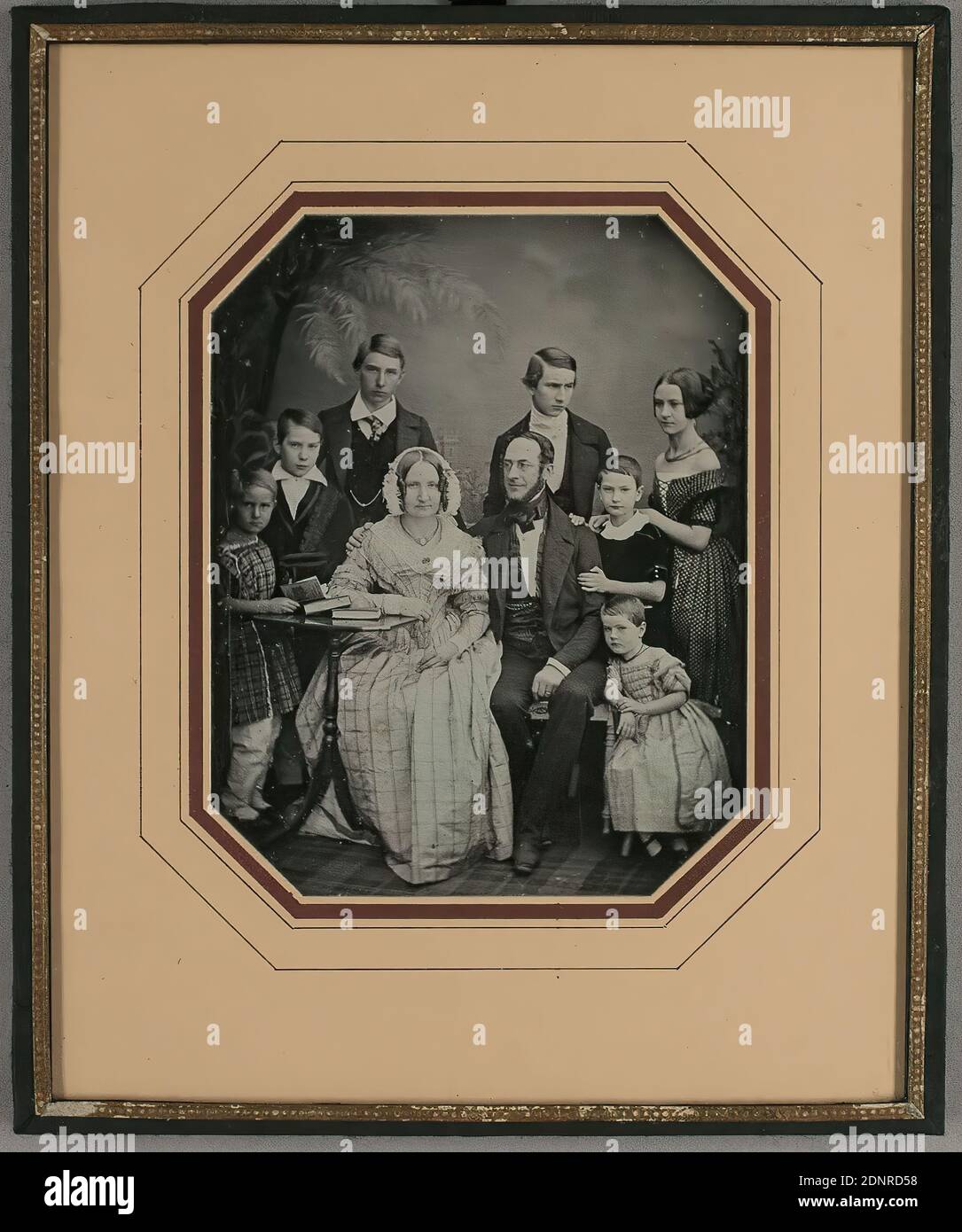 Carl Ferdinand Stelzner, married couple with seven children, daguerreotype, picture size : height: 9.20 cm; width: 7.10 cm, label: verso o. middle: typographically printed: DAGUERREOTYP, von, Stelzner, portrait painter, Jungfernstieg No. 11, Hamburg, numbered: verso o. re. in black ink on label: D.S, 59, silver mark: recto and left on plate: DOUBLÉ and Hermesstab, hallmark: recto and right on plate: 40, portrait photography, group portrait, historical person, family, relationship, descent, standing figure, sitting figure, marriage/married couple, children Stock Photo