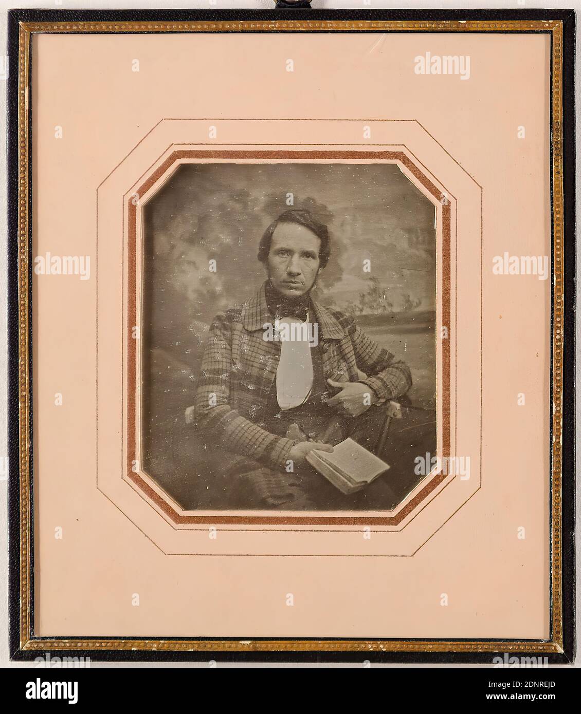 Emil Worlee, Wilhelm Bürger, owner of the English Cellar, a manufactured goods store in the Hermannstraße, daguerreotype, image size: height: 7,20 cm; width: 6,10 cm, label: verso: title, photographer, numbering: D.S. 257, portrait photography, man, seated figure, half-length portrait Stock Photo