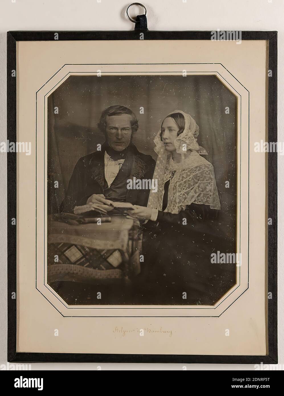 Carl Ferdinand Stelzner, The landowner Ferdinand Trummer (1794-1869) from Trojensdorf and his wife Charlotte, née Mau (1816-1893), daguerreotype, picture size: height: 14.60 cm; width: 12.10 cm, label: verso: title, manufacturer, in ink: life data, inscribed: recto: in ink: Stelzner in Hamburg, portrait photography, married, married couple, man, woman, double portrait, half-length portrait, seated figure, historical person, headgear Stock Photo