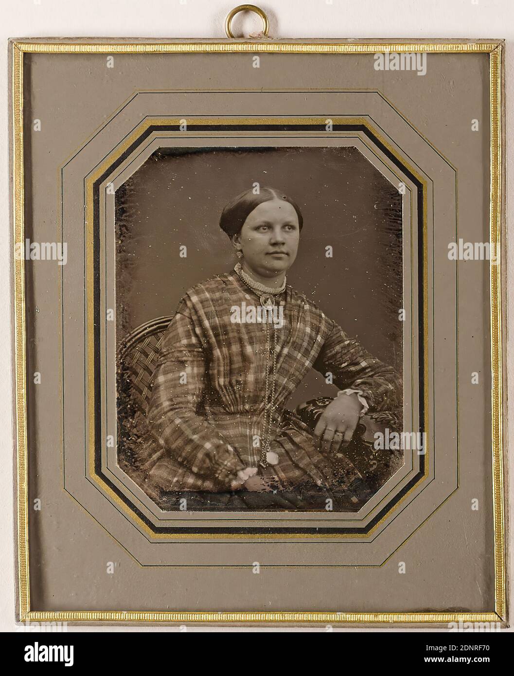Richard Scholz, portrait of a woman, daguerreotype, picture size : height: 7,80 cm; width: 6,30 cm, inscribed: on the back wall: o. in lead: d. 3.12.12, bought in Dresden, W. W.; below in blue ink: Febr. 1854, photographer: Richard Scholz, Dresden, numbered: verso top left: in black ink on label: D.S. 270, portrait photography, half-length portrait, woman, seated figure Stock Photo
