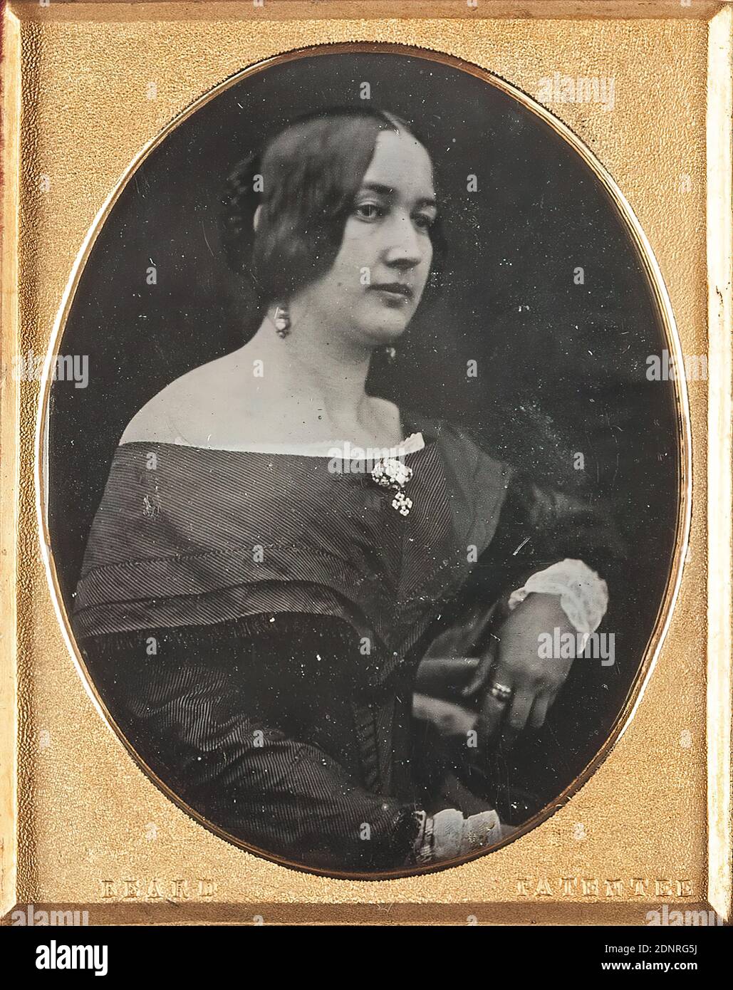 Richard Beard, Elise Hansen (1822-1905), daguerreotype, image size : height: 5,60 cm; width: 4,30 cm, dry stamp: recto and on the passe-partout: BEARD PATENTEE, numbered: verso on the case: in black ink on label: D.S, 300, portrait photography, woman, half-length portrait, sitting figure, Elise Gaedechens Stock Photo