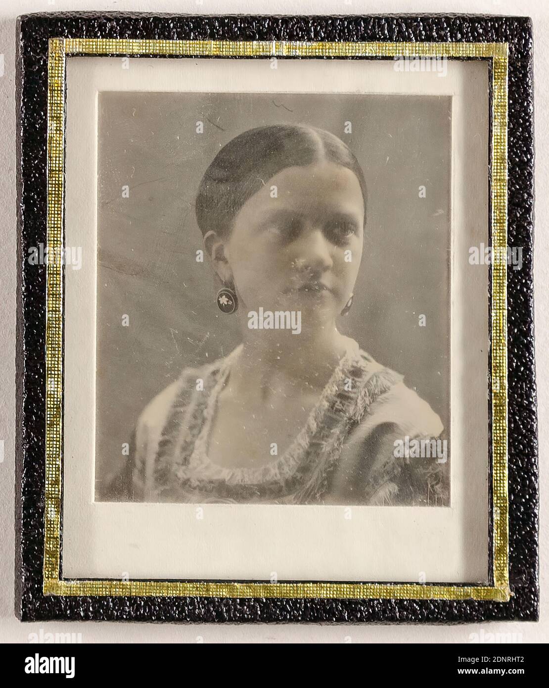 Southworth & Hawes, woman with Earrings, Daguerreotype, Image Size: Height: 5,70 cm; Width: 4,90 cm, in ink: manufacturer, title, stamp of the State Photographic Office Hamburg, portrait photography, woman, bust, three-quarter view, earrings Stock Photo