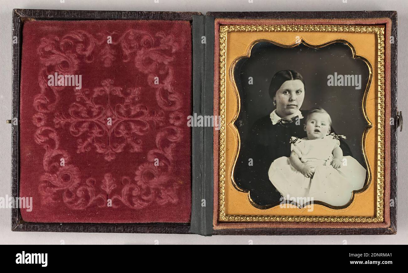 woman with infant, daguerreotype, Image size : Height: 6,80 cm; width: 5,80 cm, Silver mark: recto o. li. on plate: rosette, DOUBLÉ, A. GAUDIN, Agnus Dei between crescents, hallmark: recto o. li. on plate: 40, portrait photography, woman, baby, infant (age), double portrait Stock Photo