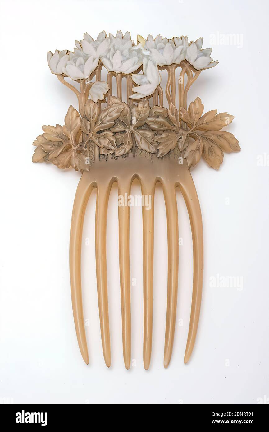 René Lalique, Jewelry comb anemone, Acquired by the artist at the world exhibition 1900 in Paris, horn, gold, enameled, cut, Total: Height: 15,20 cm; Width: 9,60 cm, signed: on the back: engraved R. LALIQUE, PARIS, jewelry for body and clothing (women's clothing), hair ornaments, flowers, art nouveau Stock Photo