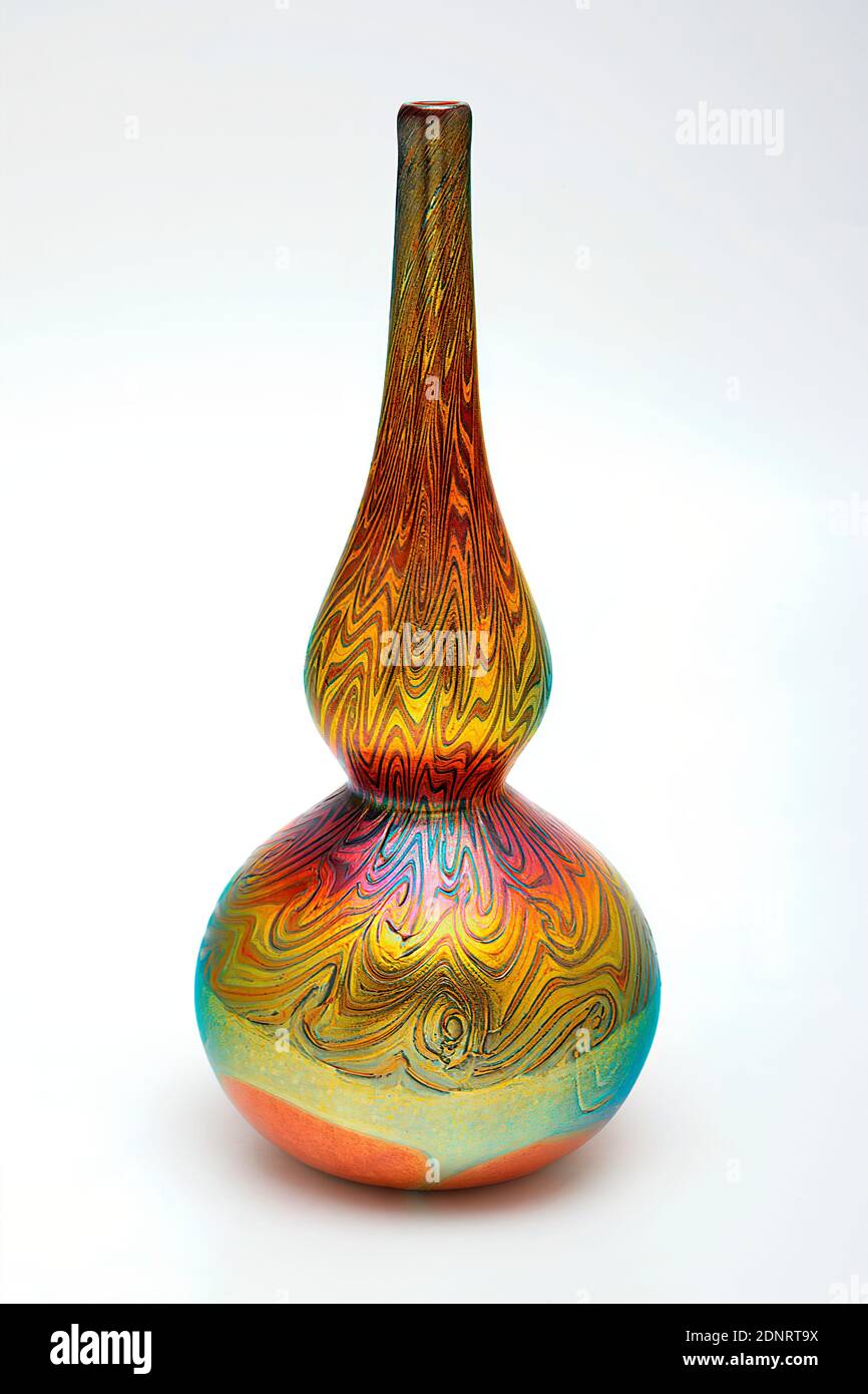 Louis Comfort Tiffany, Vase Model E 1895, Acquired by S. Bing, Galerie L'Art Nouveau, at the World Exhibition 1900 in Paris, glass, thread inlay, Total: Height: 26,50 cm; Diameter: 11,20 cm, signed and inscribed: on the bottom: in diamond engraving sign.: Louis C. Tiffany; L. C. T.; model number: E 1895, decorative objects, art nouveau Stock Photo
