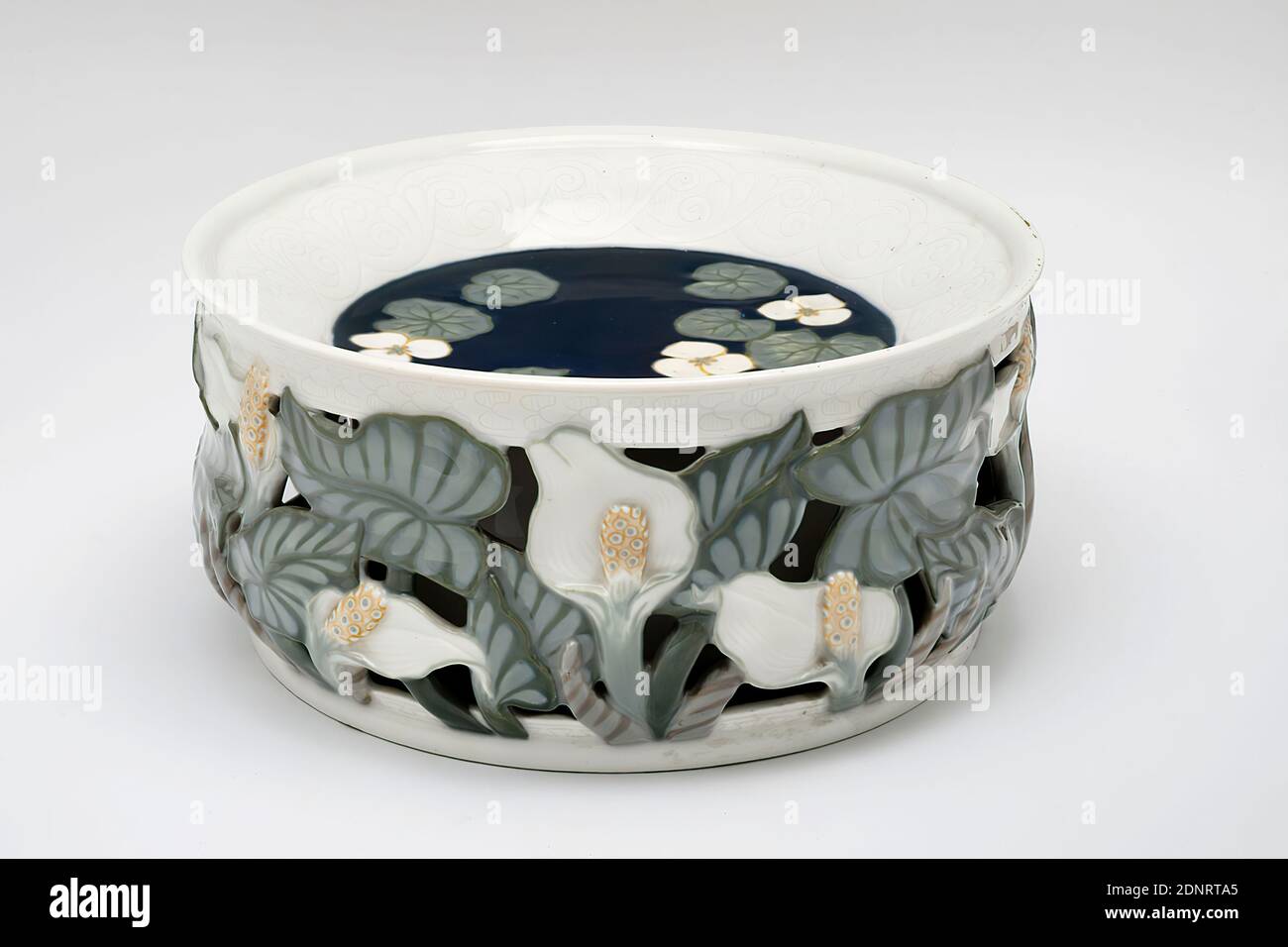Fanny Garde, Bing & Grøndahl, Large, double-walled ornamental bowl, Acquired by Bing & Grøndahl at the 1900 World Fair in Paris, porcelain, painted, glazed, underglazed decoration, Total: Height: 14.3 cm; Diameter: 30 cm, signed and inscribed: inside the wall: in underglazed blue: B & G, 612, F. Guard, Stamp: Manufacture stamp in green: Coat of arms of Copenhagen, B&G, Kobenhavn, Danish China Works, dinner and serving dishes, plants, vegetation, art nouveau Stock Photo