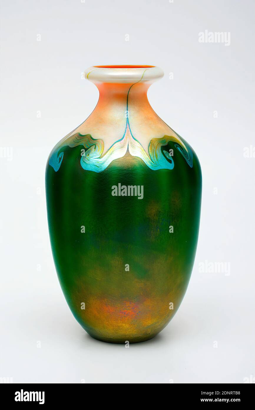 Louis Comfort Tiffany, Vase Model M 7075, Acquired by the artist at the Paris World Exhibition 1900, glass, flashed over, thread inlay, Total: Height: 21,50 cm; Diameter: 13,30 cm, monogrammed and inscribed: on the bottom: engraved L. C. T. and model no. M 7075; round paper label: TIFFANY FAVRILEGLASS REGISTERED TRADEMARK and company logo TGDCo, ornamental objects, art nouveau Stock Photo