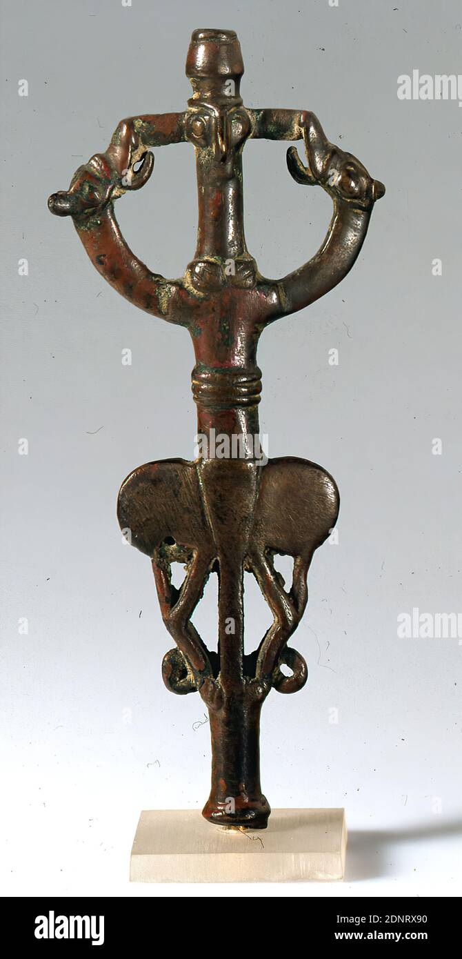 Cult stand attachment (panther type form J), bronze, cast, Total: Height: 15.5 cm; Width: 6.7 cm; Depth: 2.1 cm, small sculptures, non-Christian religions and cults (in general), antiquity, Characteristic for the Luristan bronzes is an animal style, which is characterized by flowing, partly naturalistic, partly strongly abstracted forms. Striking are the tubular anthropomorphic bodies with long neck and head. In their hands the figures hold heraldically rising animals. The cult standards from Luristan form a uniform group with numerous variations. Stock Photo