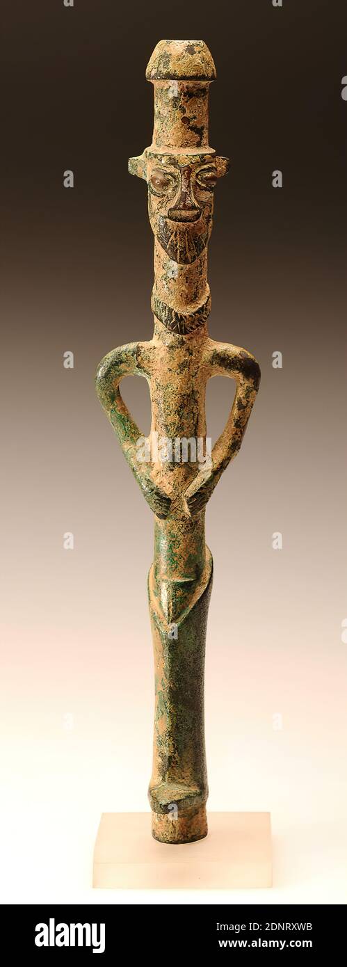 Kultstandarte (Tubular Idol), Bronze, cast, Bronze, Total: Height: 17.6 cm, Small sculptures/small sculptures, non-Christian religions and cults (in general), cult places and cult objects (non-Christian religions, in general), Antiquity, In addition to the cult standards with ascending animals, there are also tubular idols with a human face, protruding nose and large, round eyes The headgear of this tubular idol is cylindrical with an almost hemispherical end. At the neck there is a plastically worked decorative ring. The narrow arms are raised to the hips. Stock Photo