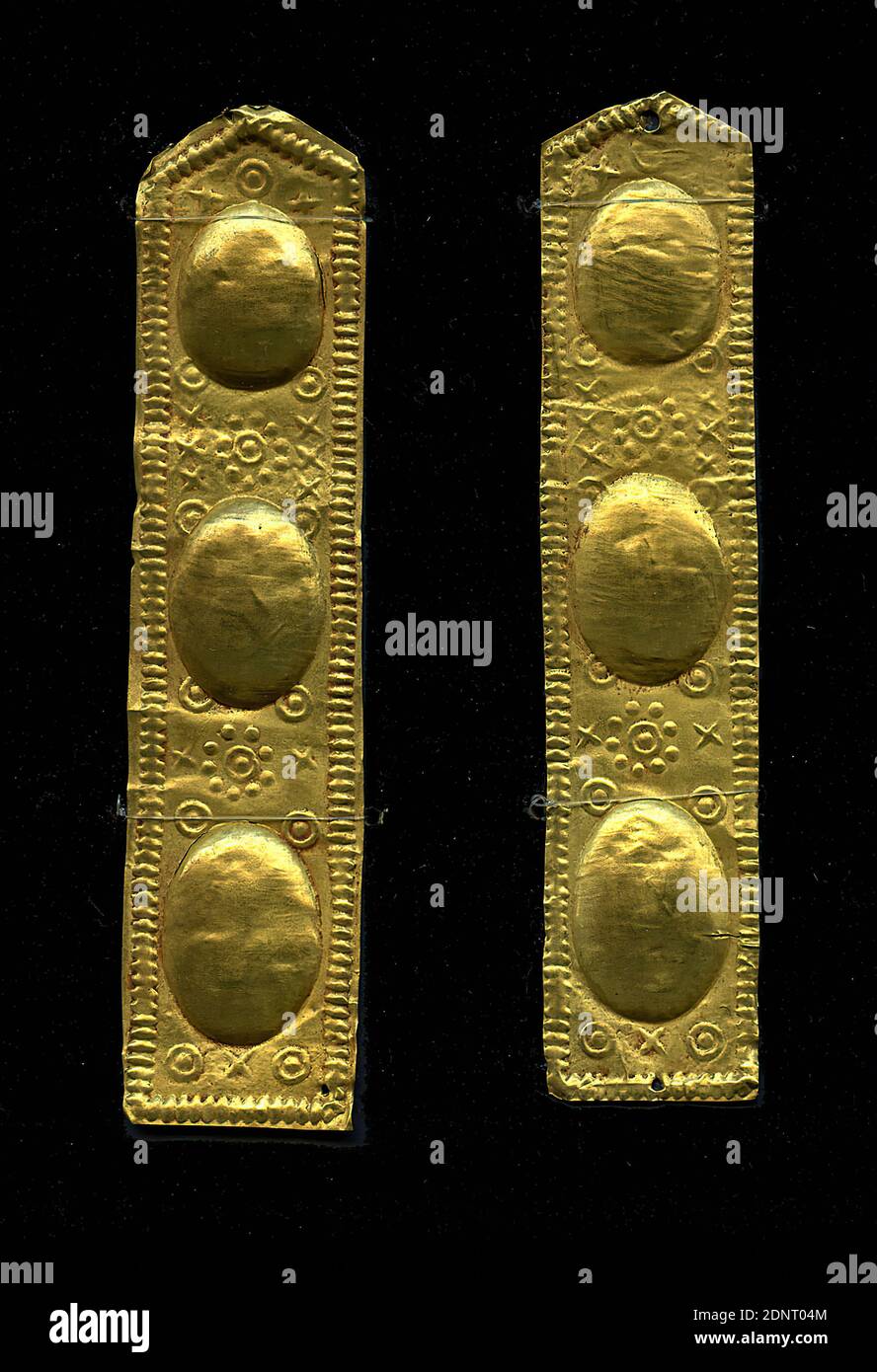 Two ornamental strips, Gold, chased, gold, part (left): Height: 8 cm; Width: 1.9 cm, Body ornamentation, vestment ornamentation, Death, Burial, Ornaments, Early Imperial Period, The narrow, angled bands with a pearl edge at the top show a decoration of three large humps, between which there is a symmetrically structured scattered ornament. There is a hole at the front and at the back for sewing onto a backing. The ornamental strips belong to a grave find from southern Russia Stock Photo
