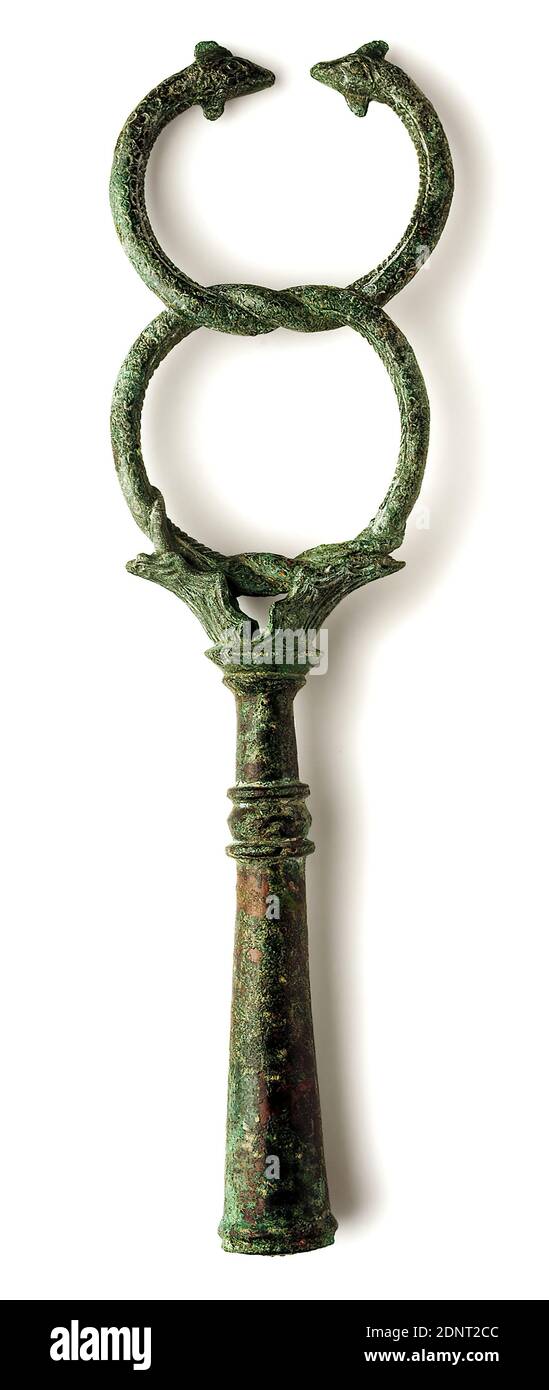 Crowning of a herald's staff (Kerykeion), Bronze, cast, chased, bronze, Total: Height: 23,8 cm; Width: 6,8 cm, Rituals and ceremonies, votive offerings, grave goods, Caduceus, Late Classicism (Greek antiquity), Greek antiquity, The crowning of a Kerykeion was formerly attached to the tip of a wooden staff. Two large serrated acanthus leaves with internal markings grow out of the columnar hollow shaft, divided by surrounding bulges of varying widths. These serve as a base for two snake-livers in the shape of an eight, which are naturally entwined in the middle and on the tail. Stock Photo