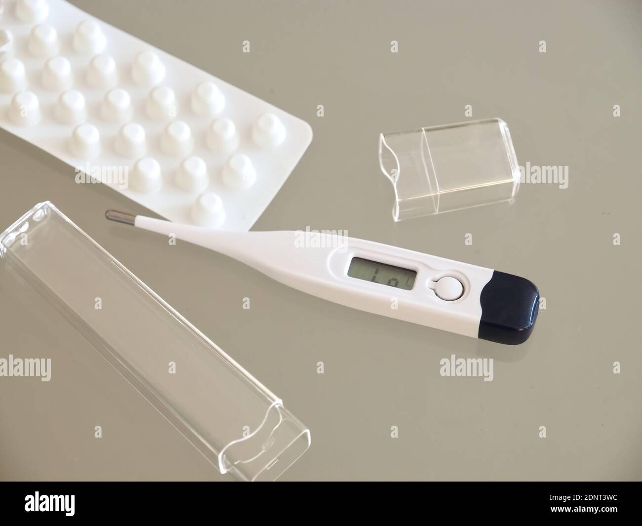 https://c8.alamy.com/comp/2DNT3WC/medical-thermometer-to-measure-fever-on-a-glass-background-2DNT3WC.jpg