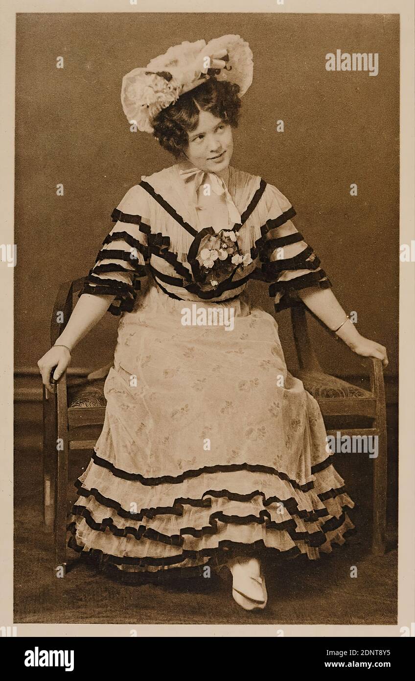 Rudolph Dührkoop, Mrs. Ruperti, paper, heliogravure, picture size: height: 15,50 cm; width: 9,80 cm, inscribed and dated: recto u. r. on the cardboard: handwritten in black ink: R. Dührkoop 1906, stamp: verso and on the cardboard: portrait photography, full-length portrait, Mrs Stock Photo