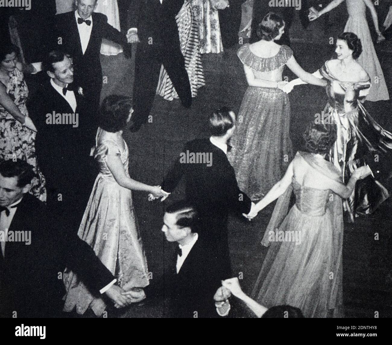 queen elizabeth and king of ghana dancing