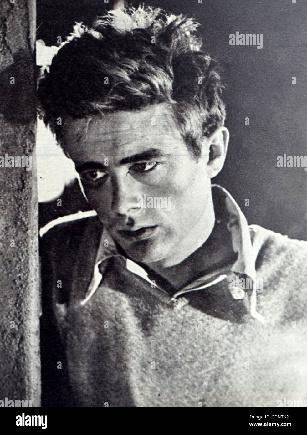トップス JAMES DEAN MEMORIAL PORTRAIT 1931-1955 photograph-of-james-dean-1931-