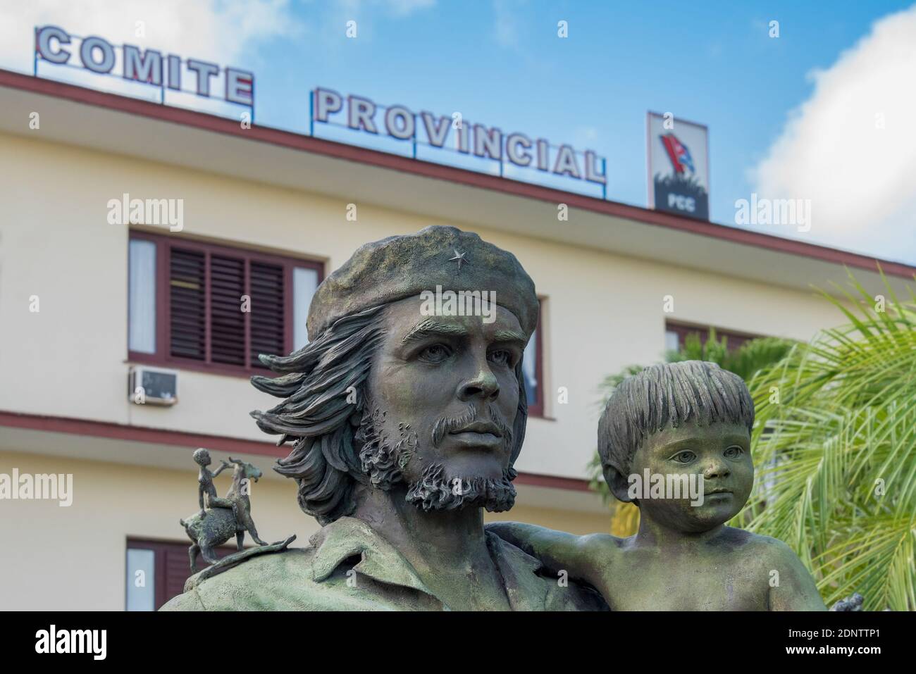Sculpture Che With Child by Casto Solano, Santa Clara, Villa Clara, Cuba  Stock Photo - Alamy