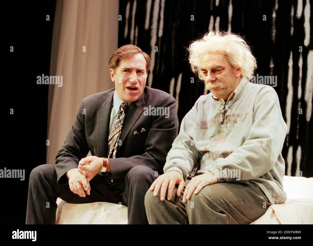 l-r: Jack Klaff (The Ballplayer), Alun Armstrong (The Professor) in INSIGNIFICANCE by Terry Johnson at the Donmar Warehouse, London WC2  07/06/1995  design: Mark Thompson  lighting: Hugh Vanstone  director: Terry Johnson Stock Photo