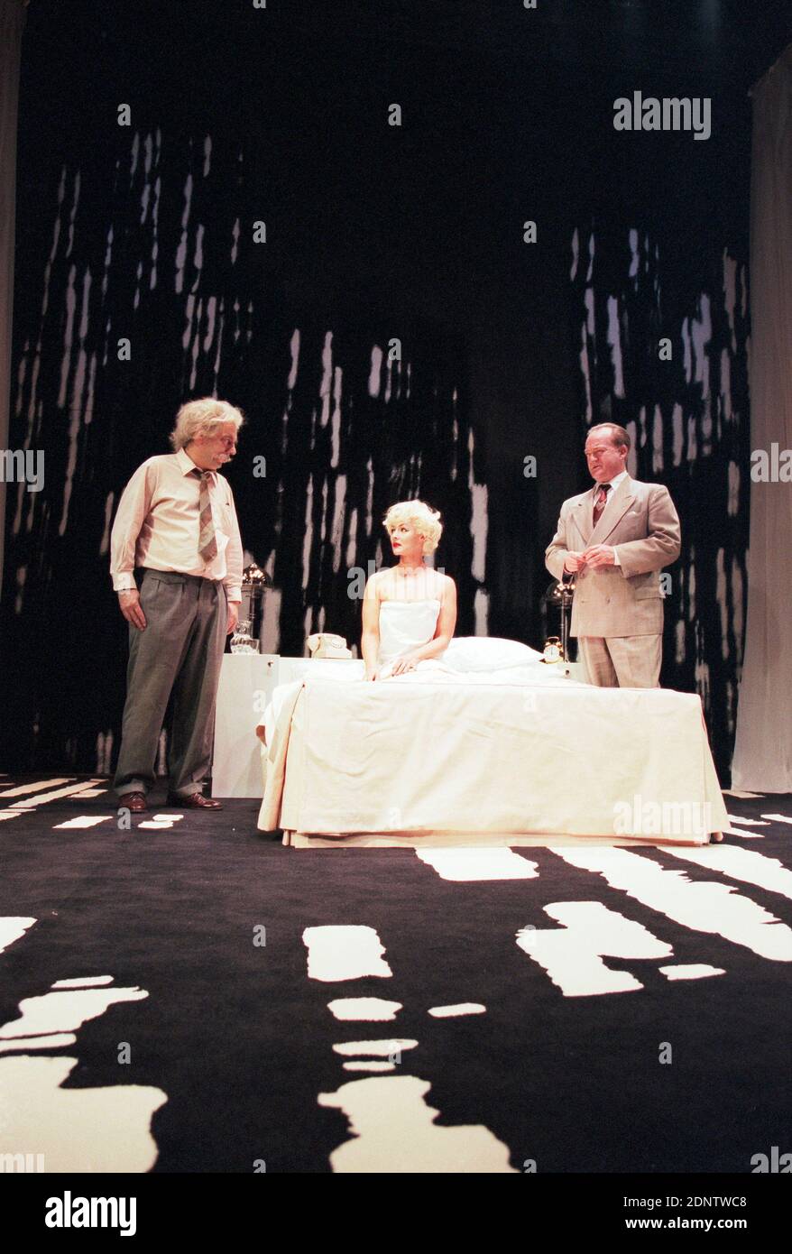 l-r: Alun Armstrong (The Professor), Frances Barber (The Actress), Ian Hogg (The Senator) in INSIGNIFICANCE by Terry Johnson at the Donmar Warehouse, London WC2  07/06/1995  design: Mark Thompson  lighting: Hugh Vanstone  director: Terry Johnson Stock Photo