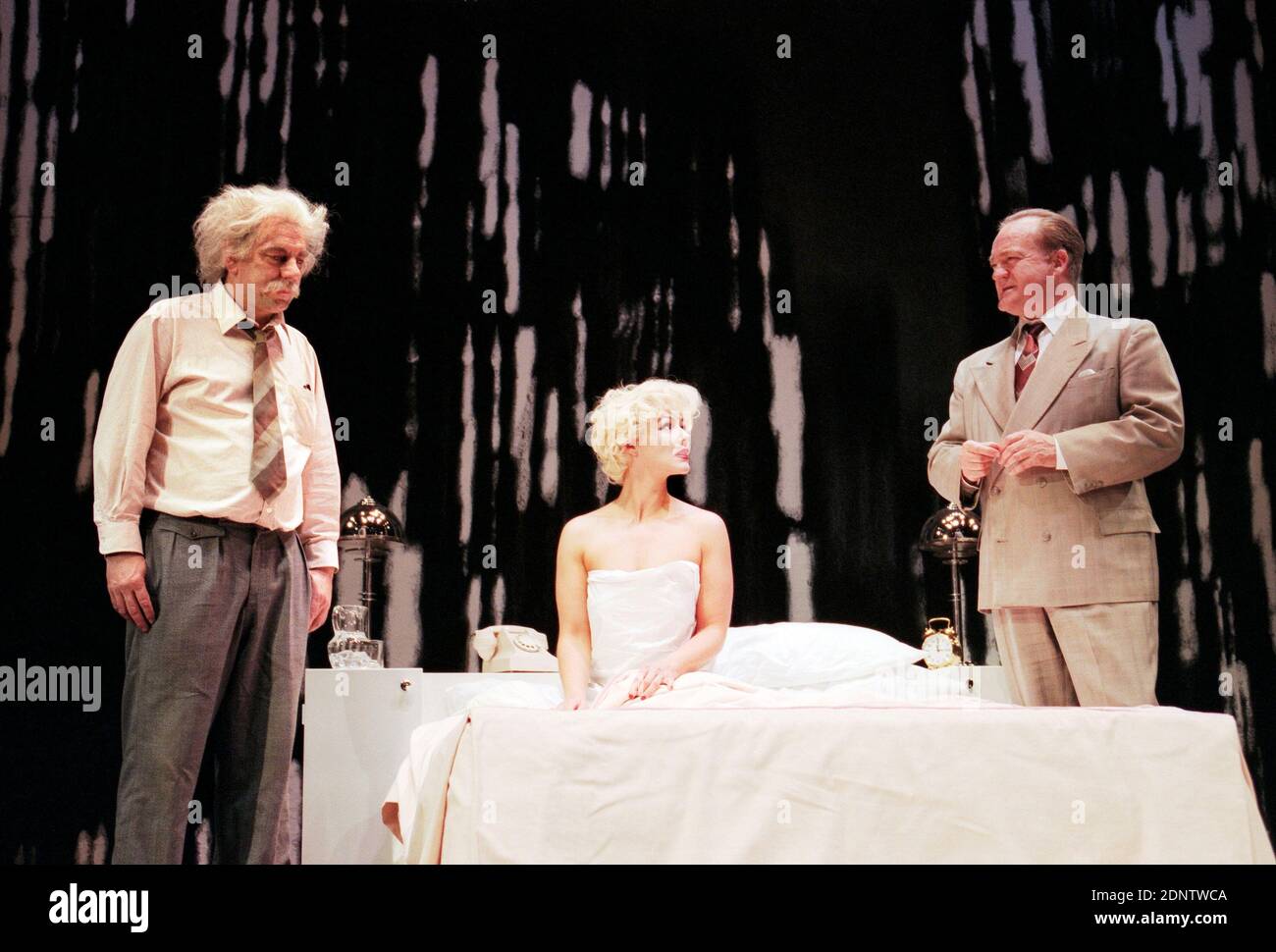 l-r: Alun Armstrong (The Professor), Frances Barber (The Actress), Ian Hogg (The Senator) in INSIGNIFICANCE by Terry Johnson at the Donmar Warehouse, London WC2  07/06/1995  design: Mark Thompson  lighting: Hugh Vanstone  director: Terry Johnson Stock Photo