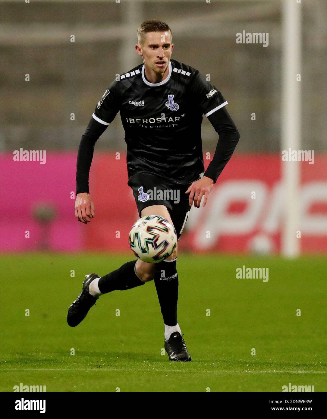 Firo 16 12 Football 3rd Bundesliga Season 21 16th Matchday Fc Bayern Mvºnchen Ii Msv Duisburg 1 1 Arne Sicker Msv Duisburg Msv Duisburg Individual Action Usage Worldwide Stock Photo Alamy