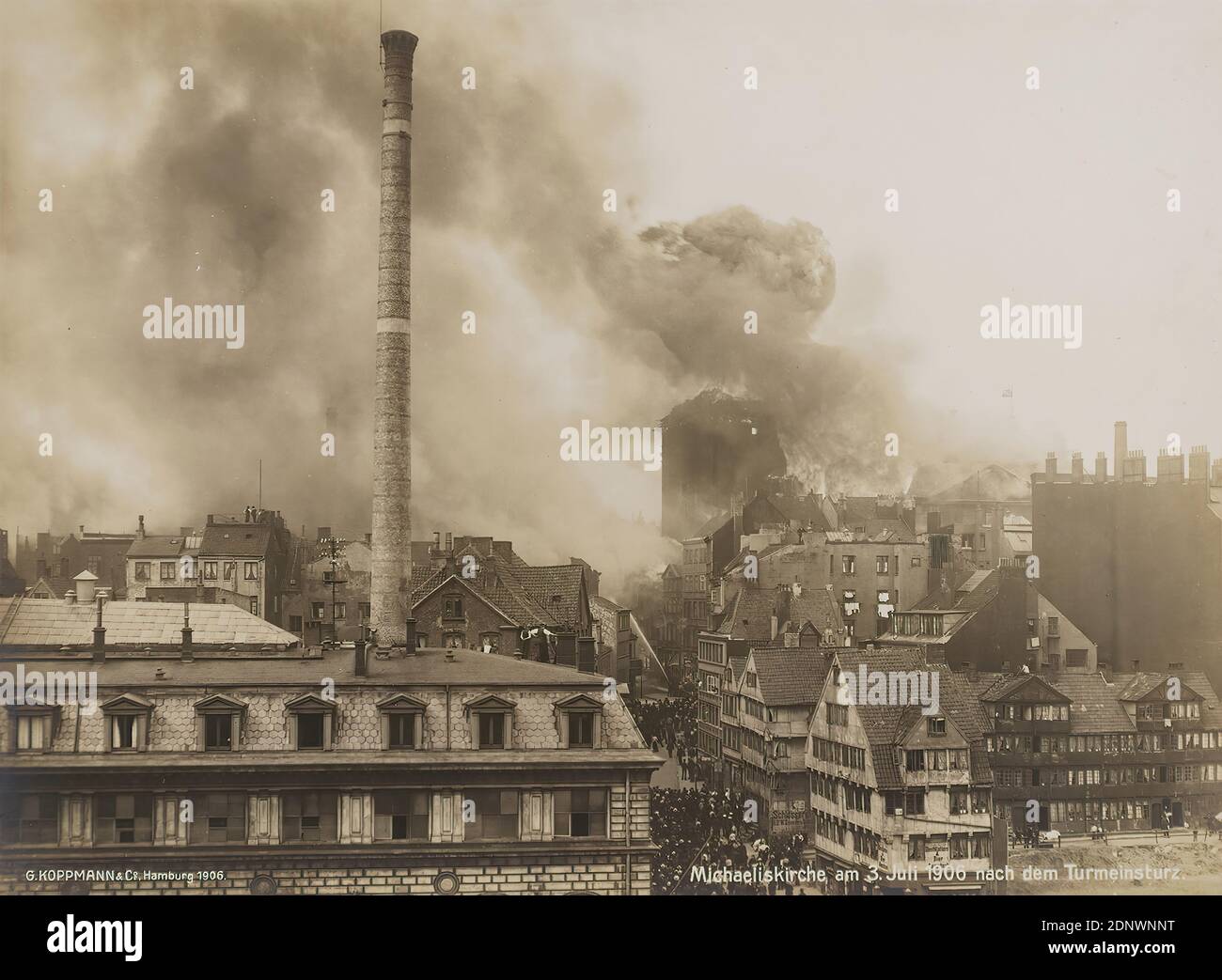 Georg Koppmann, Michaeliskirche on July 3, 1906 after the collapse of the tower from the St. Michaelis Memorial Folder, Staatliche Landesbildstelle Hamburg, Collection on the History of Photography, silver gelatin paper, black and white positive process, image size: height: 17.9 cm; width: 23.3 cm, inscribed: recto u.: einbelichtet: G. KOPPMANN & Co. Hamburg 1906: Michaeliskirche on July 3, 1906 after the collapse of the tower, reporting photography, architectural photography, fire, burning, in flames, smoke, hist. Stock Photo