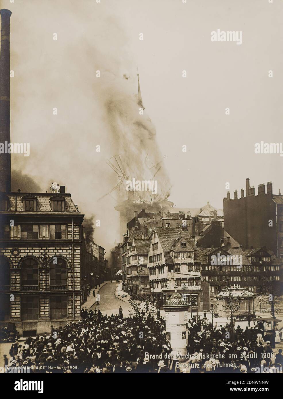 Georg Koppmann, fire of St. Michael's Church on July 3, 1906, collapse of the tower from the St. Michaelis Memorial Folder, Staatliche Landesbildstelle Hamburg, collection on the history of photography, silver gelatin paper, black and white positive process, image size: height: 24 cm; width: 18.1 cm, inscribed: recto u.: einbelichtet G. KOPPMANN & Co. Hamburg 1906. fire of the Michaeliskirche on July 3, 1906, collapse of the tower, reporting photography, architectural photography, fire, burning, in flames, church tower, crowd, hist. Stock Photo