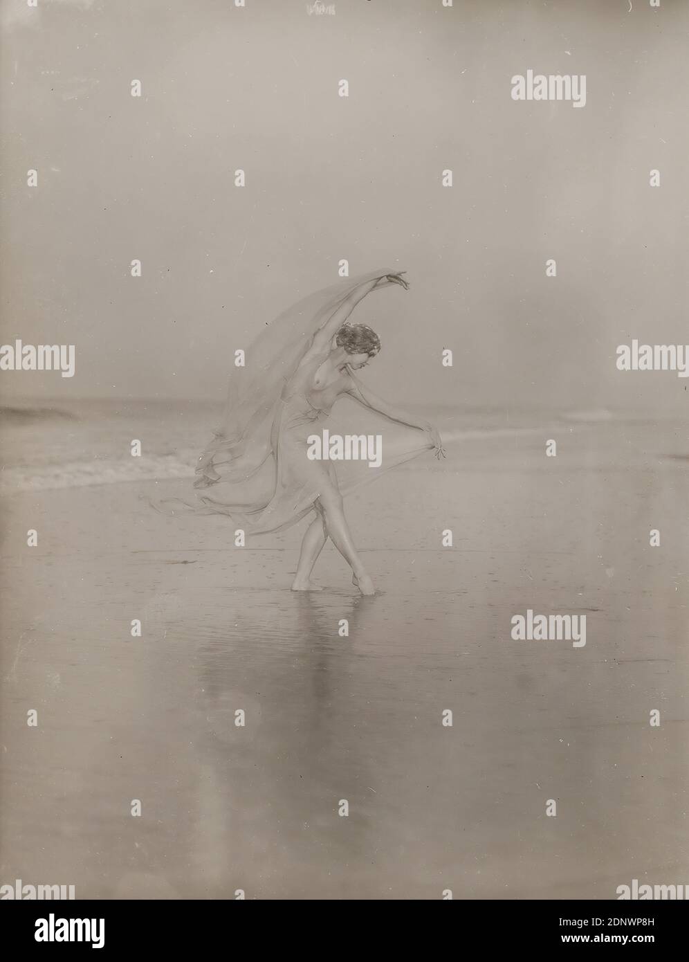 Arnold Genthe, Miss Margaret Severn, Staatliche Landesbildstelle Hamburg, collection on the history of photography, silver gelatin paper, black and white positive process, image size: height: 34.80 cm; width: 26.50 cm, stamp: verso and back right: portrait photography, sports photography, dancer, woman, sea, dancing, movement, historical person, arm positions, gestures, beach, Margaret Severn Stock Photo