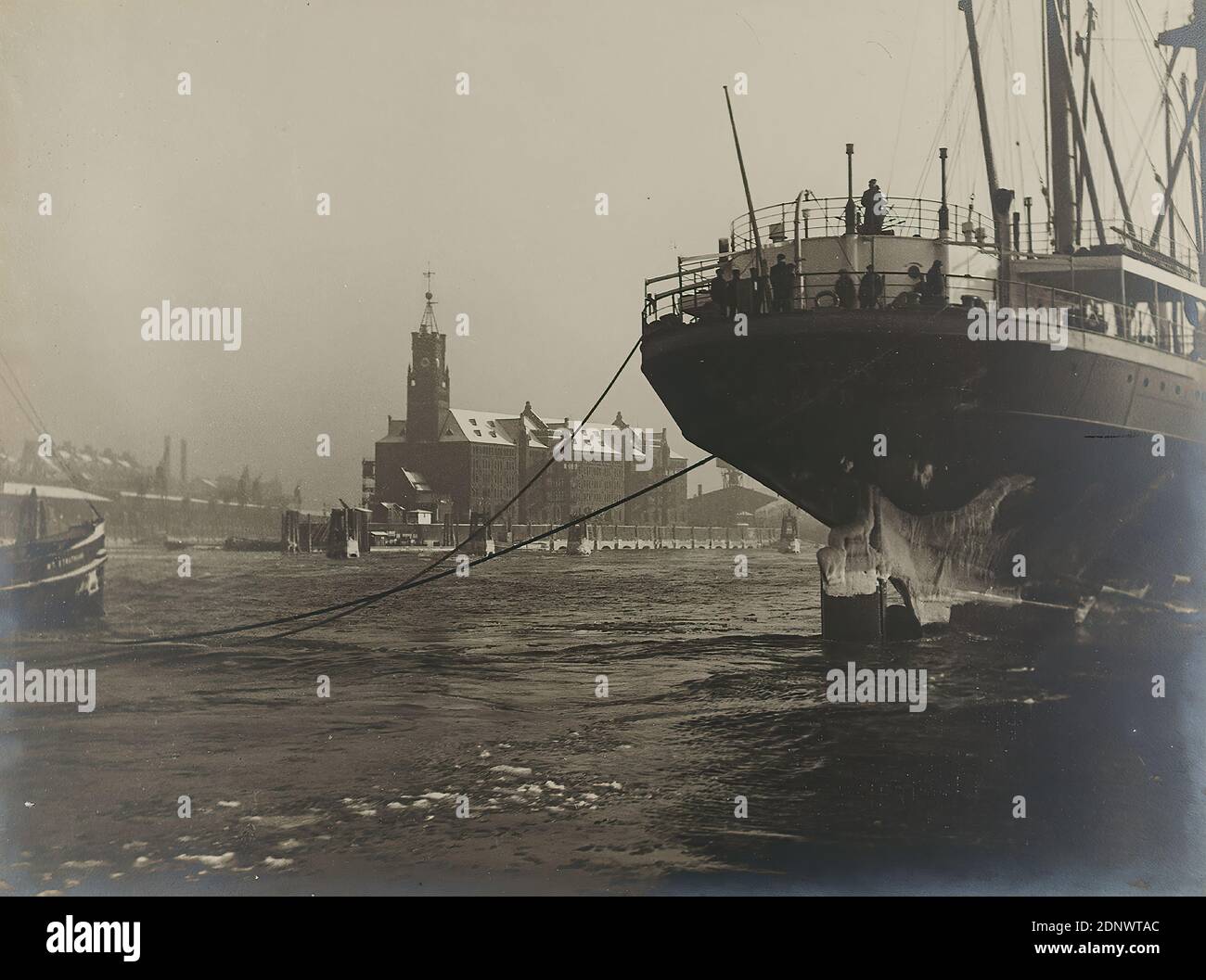Heinrich von Seggern, Port of Hamburg, Staatliche Landesbildstelle Hamburg, collection on the history of photography, silver gelatin paper, black and white positive process, image size: height: 29.2 cm; width: 39.1 cm, signed and inscribed: recto u. r. on the cardboard: H. v. Seggern, inventory stamp and inscription of the Staatliche Landesbildstelle Hamburg, reporting photography, port, shipyard, dock, river Stock Photo