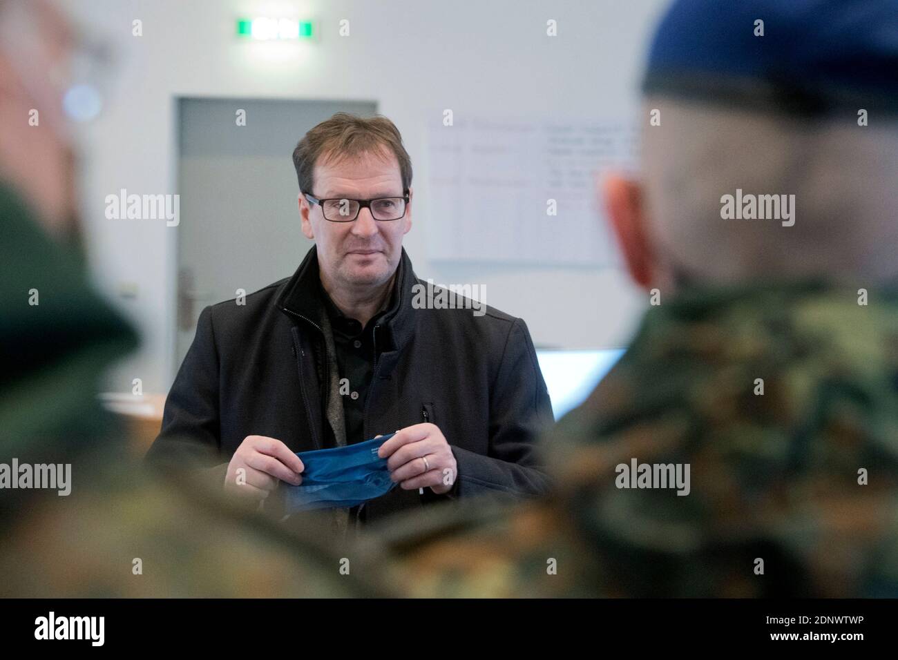 Pasewalk, Germany. 18th Dec, 2020. Torsten Renz (CDU), the Minister of the Interior of Mecklenburg-Western Pomerania, talks to soldiers on the grounds of the District Office. The soldiers are helping with Corona contact tracing on behalf of the health department of Vorpommern-Greifswald. Credit: Stefan Sauer/dpa/Alamy Live News Stock Photo