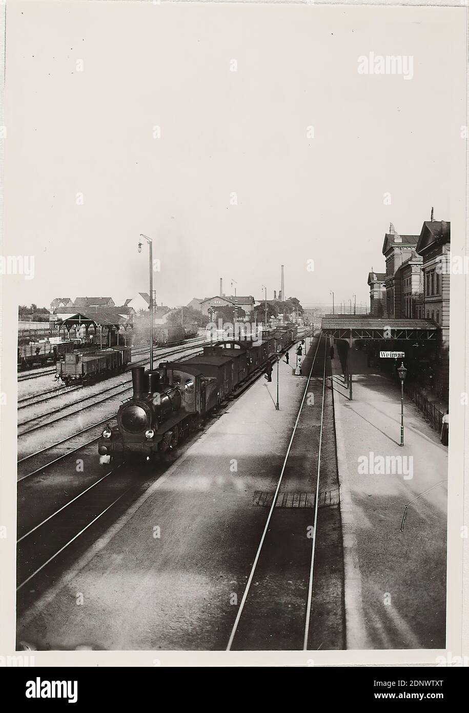 Louis Held, Bahnhof in Weimar, ca. 1890, Staatliche Landesbildstelle Hamburg, collection on the history of photography, silver gelatine paper, cardboard, black and white positive process, image size: height: 11.70 cm; width: 8.00 cm, inscribed: verso and on the cardboard: photographer, place, designation, dimensions and inv.- No. handwritten in black, stamp: verso and left on the cardboard: stamp Staatliche Landesbildstelle Hamburg, reporting photography, railway, train, station, stop (railroad, streetcar), hist. Building, locality, street, hist. Place, city, village, Weimar Stock Photo