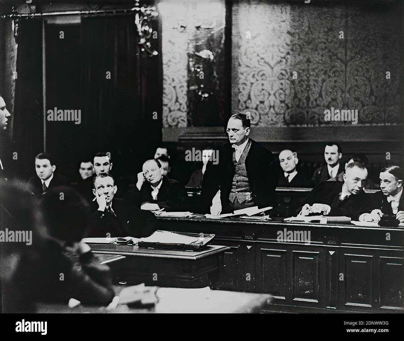 Erich Salomon, Dr. Erich Frey during the interrogation of a witness in the trial against the criminal organization Immertreu, Berlin-Moabit, Staatliche Landesbildstelle Hamburg, collection on the history of photography, silver gelatin paper, black and white positive process, image size: height: 27.30 cm; width: 35.00 cm, stamp: verso center: PHOTO DR. Stock Photo