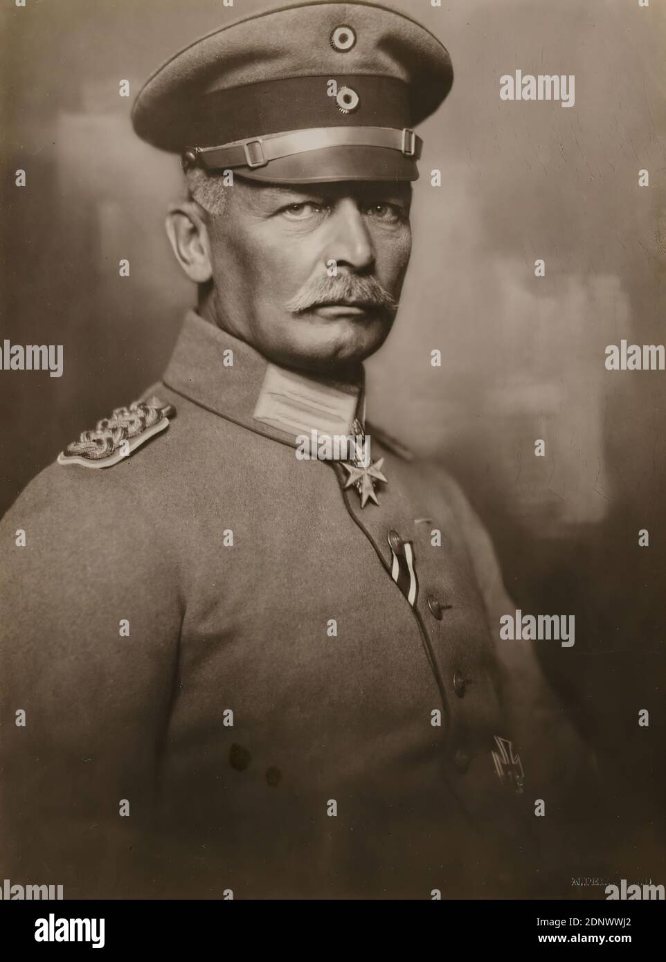 Nicola Perscheid, Erich von Falkenhayn - Prussian General, Staatliche Landesbildstelle Hamburg, collection on the history of photography, silver gelatin paper, black and white positive process, image size: height: 22.60 cm; width: 16.80 cm, inscribed: recto u. on the box: in brown ink: Erich von Falkenhayn - Prussian General, dry stamp: recto and right: N. Perscheid, portrait photography, studio photography/studio photography, bust, three-quarter view, uniforms (military), historical person, warfare/military Stock Photo