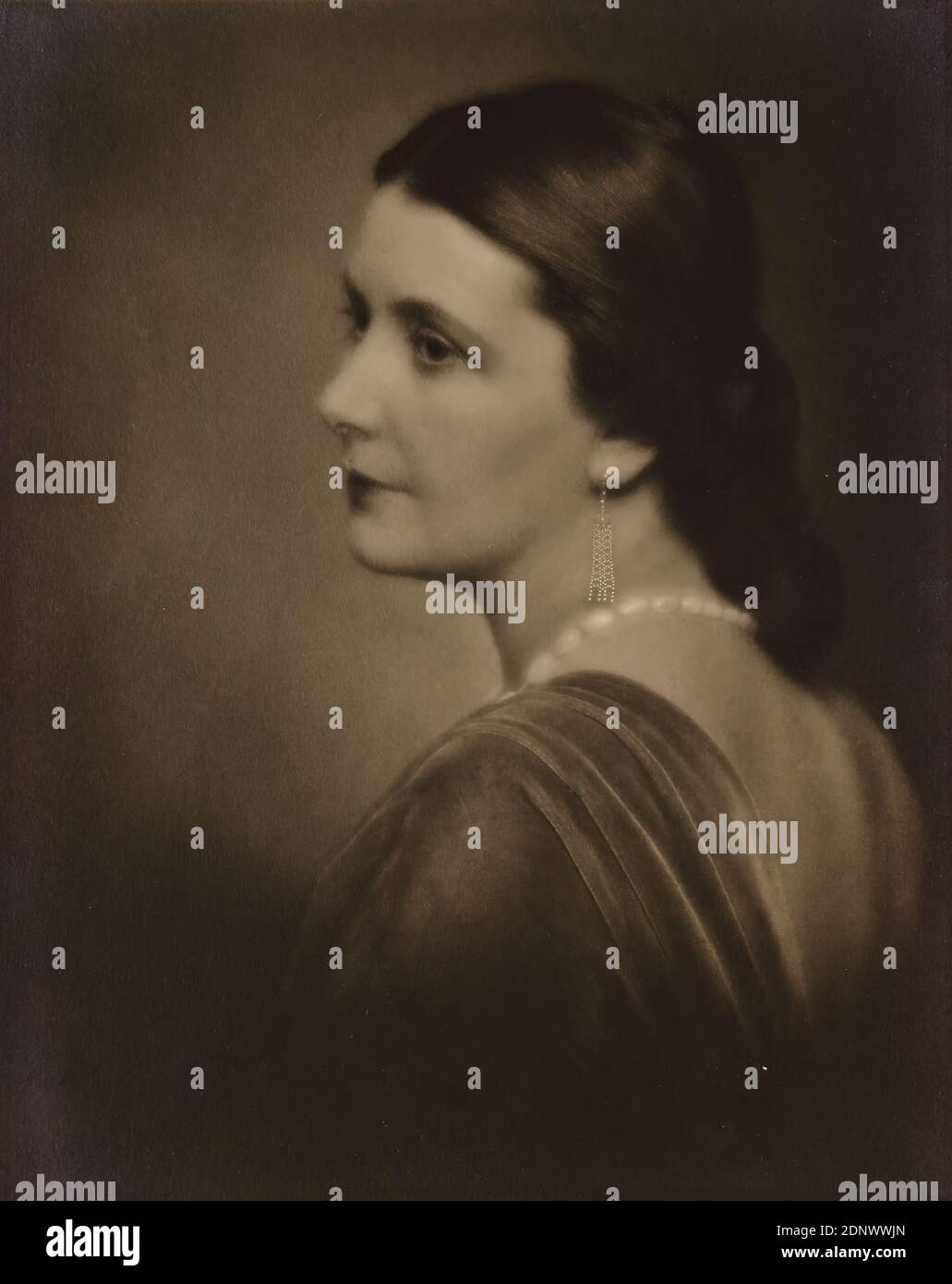 Nicola Perscheid, Lil Dagover - film actress, Staatliche Landesbildstelle Hamburg, collection on the history of photography, silver gelatine paper, black and white positive process, image size: height: 24.10 cm; width: 19.10 cm, signed: recto u. re. on the cardboard: in brown ink: Lil Dagover - film actress, address stamp of the photographer, portrait photography, studio/studio photography, portrait, actor, actress, jewelry, jewels, Lil Dagover Stock Photo