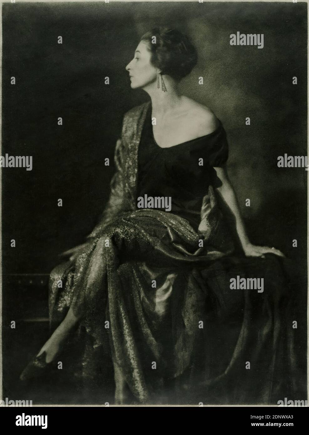 Franz Grainer, portrait of a woman, Staatliche Landesbildstelle Hamburg, collection on the history of photography, paper, bromoil print, image size: height: 44,5 cm; width: 34,5 cm, signed: recto u. re. in lead: Grainer, stamp: verso and left: stamp and object inscription of the Staatliche Landesbildstelle Hamburg, portrait photography, full-length portrait, profile (side view), sitting figure, fashion, clothing, woman, portrait Stock Photo