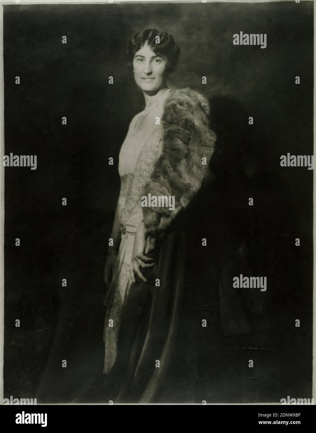 Franz Grainer, portrait of a woman, Staatliche Landesbildstelle Hamburg, collection on the history of photography, paper, bromoil print, image size: height: 44,5 cm; width: 34,3 cm, signed: recto u. re. in lead: Grainer, stamp: verso and left: stamp and object inscription of the Staatliche Landesbildstelle Hamburg, portrait photography, full-length portrait, en face (frontal view), fashion, clothing, woman, portrait, jacket, coat, cape Stock Photo