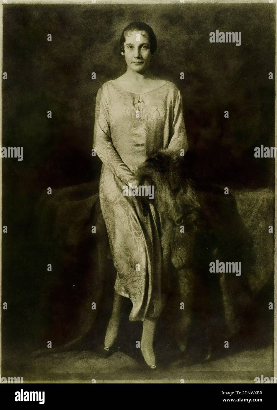 Franz Grainer, portrait of a woman, Staatliche Landesbildstelle Hamburg, collection on the history of photography, paper, brome oil print, image size: height: 41,1 cm; width: 29,8 cm, signed: recto u. re. in lead: Grainer, stamp: verso and left: stamp and object inscription of the Staatliche Landesbildstelle Hamburg, portrait photography, full-length portrait, en face (frontal view), fashion, clothing, woman, portrait, jacket, coat, cape Stock Photo