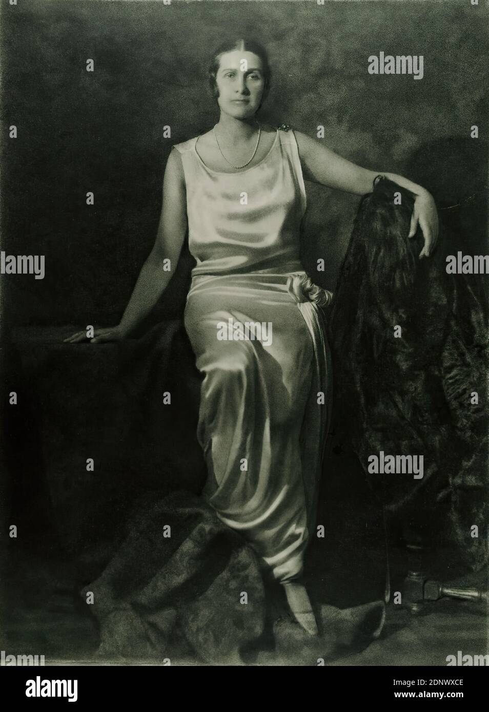 Franz Grainer, portrait of a woman, Staatliche Landesbildstelle Hamburg, collection on the history of photography, paper, bromoil print, image size: height: 47,8 cm; width: 34,5 cm, signed: recto u. re. in lead: Grainer, stamp: verso and left: stamp and object inscription of the Staatliche Landesbildstelle Hamburg, portrait photography, full-length portrait, en face (frontal view), fashion, clothing, woman, portrait Stock Photo