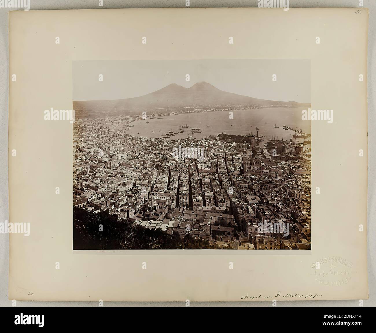 Giorgio Sommer, Napoli da S. Martino, albumin paper, black and white positive process, sheet size: height: 20.50 cm; width: 25.20 cm, inscribed: recto and: exposed: 1103rd NAPOLI da S. Martino, as well as handwritten on the box: Naples seen from St. Martino, numbered: 22, 25, dry stamp: recto and re. on the carton: GIORGIO SOMMER, Largo Vittoria, NAPOLI, stamp: verso on the carton: inventory, travel photography, landscape photography, town, city view (veduta), coast, landscape with plants, mountains Stock Photo