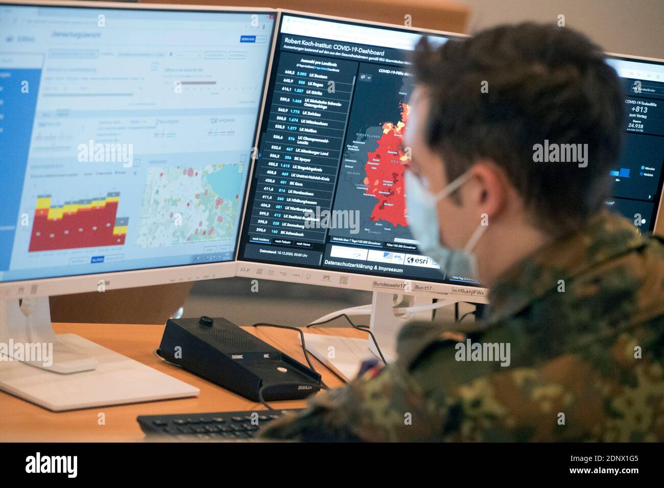 Pasewalk, Germany. 18th Dec, 2020. Soldiers support the health department in the district office Vorpommern-Greifswald with the Corona contact tracing. Credit: Stefan Sauer/dpa/Alamy Live News Stock Photo