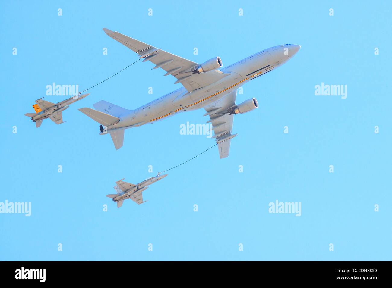 Refueling plane in mid air hires stock photography and images Alamy