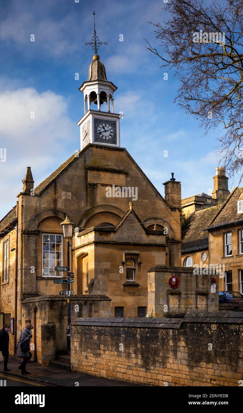 UK, Gloucestershire, Chipping Campden, Lower High Street, attractive 1897 stone-built Town Hall Stock Photo