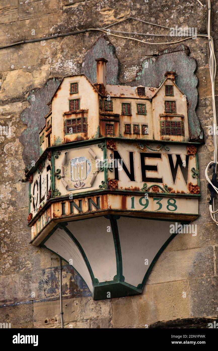 UK, Gloucestershire, Bourton on the Water, Rissington Road, 1930s historic cast iron Old New Inn pub sign Stock Photo
