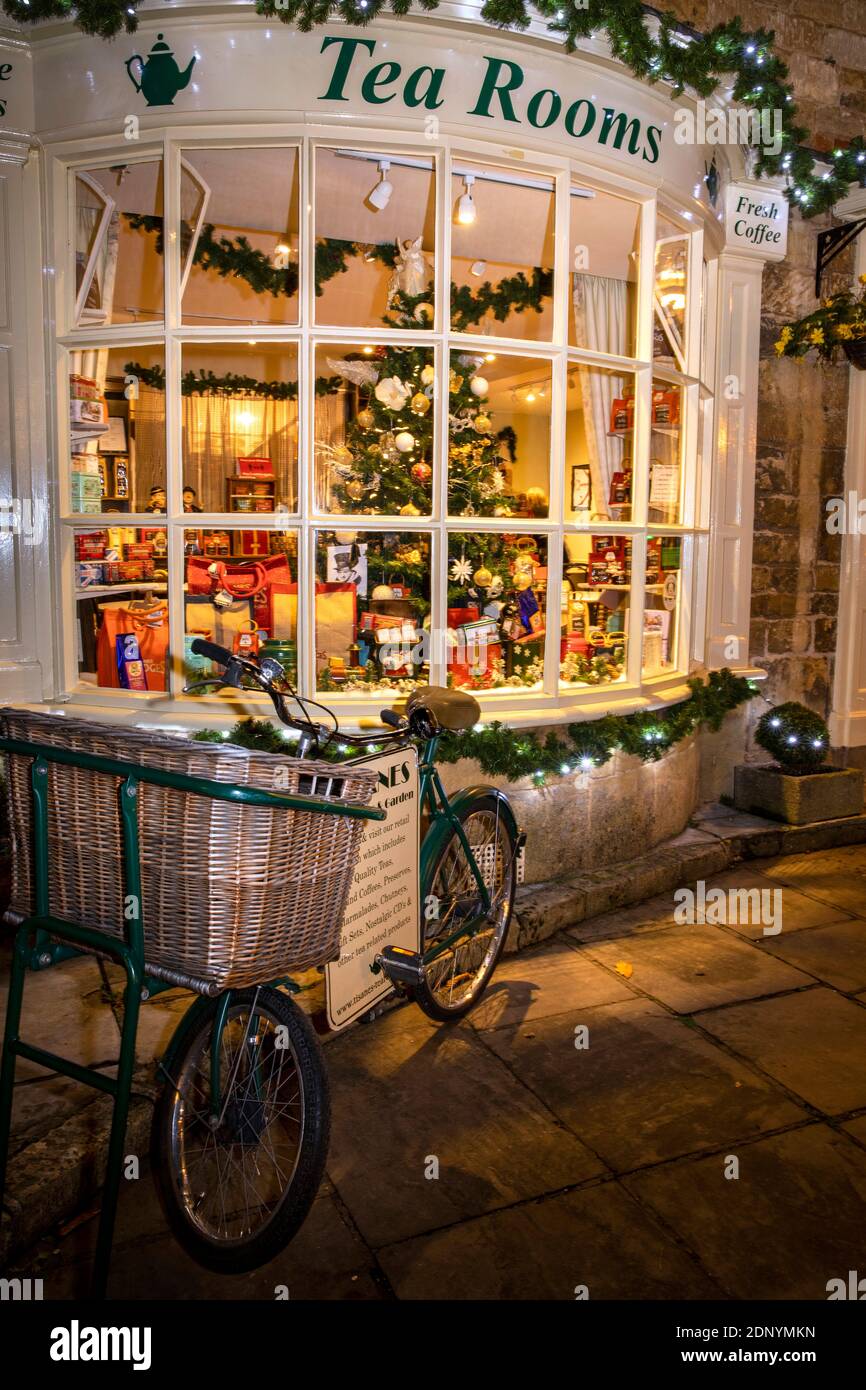 UK, Gloucestershire, Broadway, The Green, delivery bicycle outside Tisanes Tea Room window at Christmas Stock Photo
