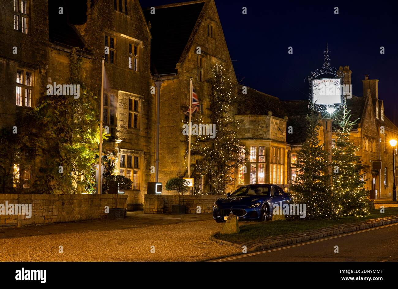 UK, Gloucestershire, Broadway, High Street, Lygon Arms Hotel illuminated for Christmas Stock Photo