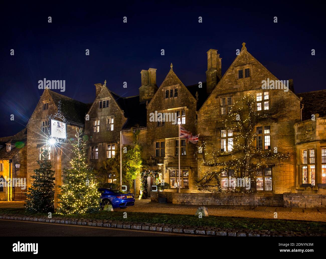UK, Gloucestershire, Broadway, High Street, Lygon Arms Hotel illuminated for Christmas Stock Photo