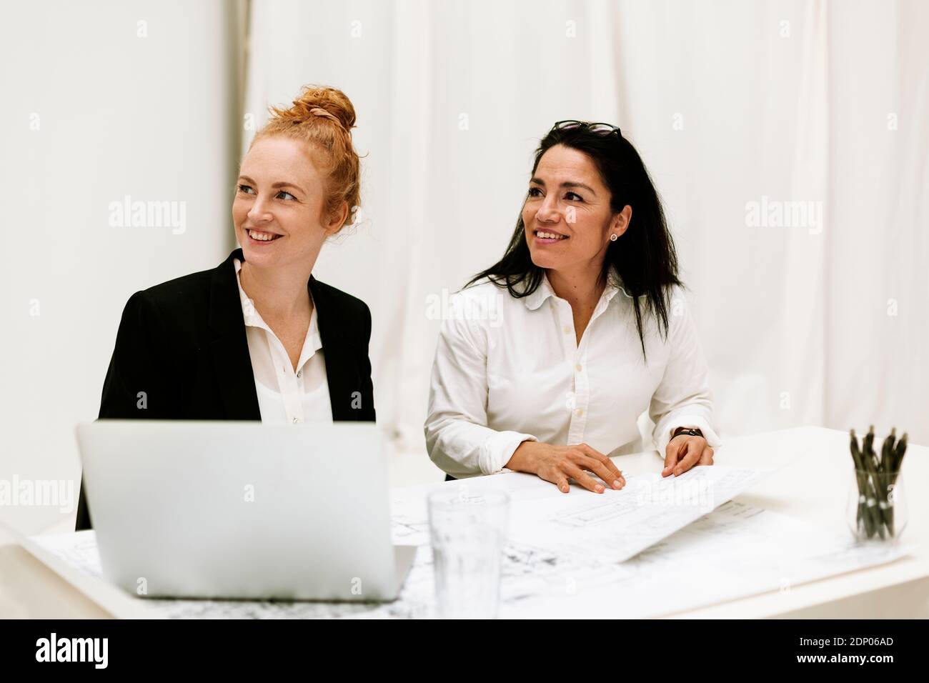Business woman smiling hi-res stock photography and images - Alamy