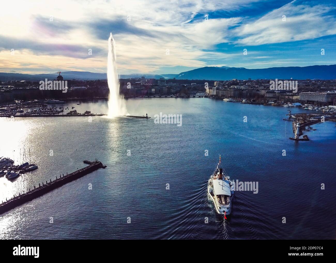 Beautiful drone view of CGN's tourist boat going to Geneva and its Jet d'Eau, Switzerland. Magnifique vue du ciel d'un bateau entrant à Genève, Suisse. Stock Photo