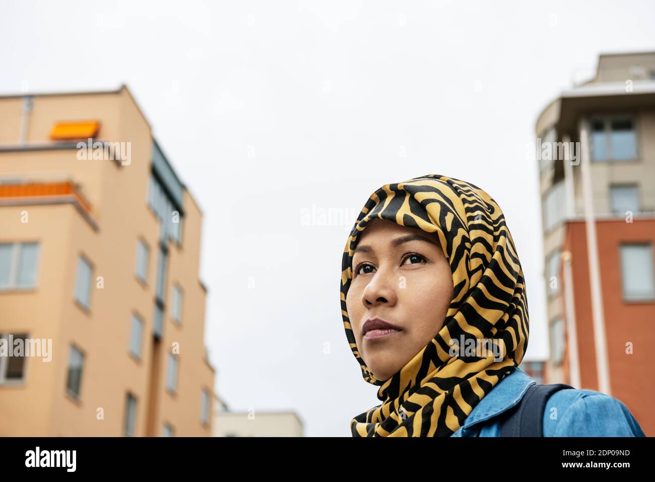 Asian woman wearing hijab hi-res stock photography and images - Alamy